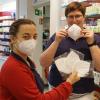 Rege Nachfrage nach kostenlosen FFP2-Masken herrscht in den Apotheken im Landkreis. Das Foto zeigt Franziska Birkl (links) und Martina Ziegler von der Bärenapotheke in Aichach.