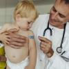 Biontech entwickelt auch einen Impfstoff für Kinder unter zwölf Jahren. Der Immunologie-Professor Carsten Watzl erklärt, warum dabei eine deutlich geringere Dosis als für Erwachsene ausreicht.