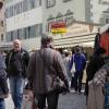 Auf dem Georgimarkt in Dillingen war am Sonntag einiges los. Zahlreiche Besucherinnen und Besucher stöberten durch die Stände, genossen die Sonne am Nachmittag oder die Fahrgeschäfte.