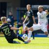 Paderborns Mattes Hansen (l) und St. Paulis Elias Saad kämpfen um den Ball.