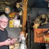 Theaterdirektor Klaus Marschall steht im Puppenkistenmuseum „Die Kiste“ zwischen Marionetten.