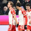 Münchens Harry Kane, Jamal Musiala und Aleksandar Pavlovic (r) freuen sich über den Sieg.