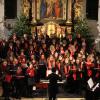 Kirchenchöre aus Wiedergeltingen, Weicht-Weinhausen und die Sternschnuppen und Sonnenstrahlen unter der Leitung Renate Lutzenbergers begeisterten ihre Zuhörer beim Benefizkonzert in der Kirche St. Nikolaus in Wiedergeltingen. 