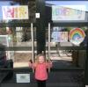 Carlotta Falk (3 Jahre) freut sich über den netten Gruß der Erzieherinnen des AWO-Kindergartens in Deuringen. Die meisten Kinder haben wegen Corona derzeit keinen Anspruch auf Betreuung.