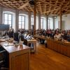 Im Augsburger Stadtrat steht ein Stühlerücken an, nachdem Grüne und Generation Aux nicht mehr zusammenarbeiten. 