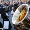 Zur Eröffnung des 50. Donaumoos-Volksfestes spielte die Karlshulder Blasmusik und die Sonne lachte vom HImmel.  	