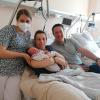 Hebame Samantha Dalton, Mutter Theresa und Vater Johannes mit Baby Leonhard Josef.