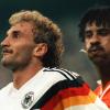 Eine Aktion mit gehörigem Ekelfaktor: Im WM-Achtelfinale 1990 spuckt Frank Rijkaard Stürmer Rudi Völler an.  	
