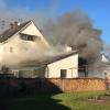 Seit 10.30 Uhr löscht die Feuerwehr einen Brand in einem Einfamilienhaus im Eschenweg in Gersthofen. Zwei Menschen erlitten leichte Verletzungen. 