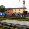 Auf dem Areal der Grundschule Nordendorf wird gebaut. Das Gebäude bekommt einen Anbau, weil die Einwohnerzahl steigt und deshalb zusätzlicher Platz für die Kinderbetreuung gebraucht wird. Es entstehen Räume für zwei Kindergartengruppen sowie zwei zusätzliche Klassenzimmer für die Schule.