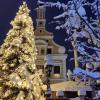 Schnee und eine weihnachtliche Beleuchtung: In Friedberg herrscht abends winterliche Idylle.
