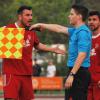 Eine in Stadien und auf Fußballplätzen wohl bekannte Situation: Der Linienrichter zeigt mit seiner Fahne eine Abseitsstellung an und Spieler der von der Entscheidung betroffenen Mannschaft protestieren. Aber Kicker, Trainer und Funktionäre wollen auf keinen Fall die Abseitsregel abgeschafft wissen. 