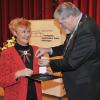 Bürgermeister Karl Janson verlieh unserer Mitarbeiterin Ursula Katharina Balken am Dienstag die Bürgermedaille der Stadt Vöhringen in Silber.  	