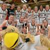 Nach einer tollen Leistung hatte die deutsche Basketball-Nationalmannschaft der Frauen (links vorne Luisa Geiselsöder) zusammen mit Maskottchen „Arnold“ Grund zur Freude. Der Start in die EM-Qualifikation ist in Nördlingen bestens geglückt. 	