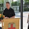 Dank und Anerkennung für Projektleiterin Monika Basener. Bürgermeister Michael Böhm und sein Stellvertreter Andreas Flath (rechts) überreichten eine Urkunde und einen Blumenstrauß.  	