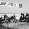 Das Eisrennen auf dem Ammersee am 17. Februar 1963 war das Ereignis jenes Jahres in Dießen. Das Bild zeigt die Motorräder der 500-ccm-Klasse mit Beiwagen am Start. 