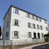 Ein Mittelpunkt des jüdischen Gemeindelebens war die Schule (links). Samuel Heufeld (ganz rechts) auf einem Familienbild. Er war der letzte Vorstand der Israelitischen Gemeinde in Fischach. Im Ersten Weltkrieg arbeitete er in einem Lazarett in Augsburg, 1942 wurde er deportiert und starb wohl im Getto.  	Quelle: Buch Schwäbische Juden von Gernot Römer/Foto: Marcus Merk