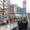 Sicherheitskräfte der Polizeibehörde gehen zum Stuttgarter Hauptbahnhof.