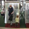 Eine Desinfektionskabine in einem russischen Einkaufszentrum. 
