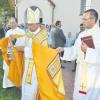 In neuem Glanz erstrahlt die Pfarrkirche St. Georg in Waltenhausen. Nunmehr fand mit der Neugestaltung des Kirchhofes und der Außenanlagen die Gesamtrenovierung ihren Abschluss. Zur Segnung kam Bischof Ricardo Garcìa Garcìa aus Lima in Peru. Unser Bild zeigt ihn zusammen mit seinem Begleiter, Pfarrer Thomas Huckemann (links) und dem Ortsseelsorger, Pfarrer Raffaele de Blasi (rechts). 