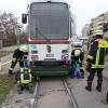 Straßenbahn bei Unfall aus den Gleisen gehoben