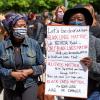 Rund 3000 Augsburger haben am Samstag, 6. Juni 2020, des getöteten Afroamerikaners George Floyd gedacht und vor der Erhard-Wunderlich-Sporthalle gegen Rassismus demonstriert.