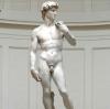 Marmor-Statue "David" des Renaissance-Künstlers Michelangelo Buonarotti, aufgenommen in Florenz. Ein großer Mann mit viel Muskeln und einem verhältnismäßig kleinem Geschlechtsteil.