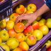 Äpfel enthalten viele wichtige Nährstoffe. Aber auch Fruktose. Früher dachte man, Fruchtzucker sei der bessere Zucker. Heute sehen Experten das anders.