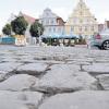 Auf die Attraktivität der Altstadt legt der Stadtrat in Wemding besonderen Wert. In diesem Jahr soll daher das holprige Pflaster vor dem Rathaus erneuert werden.  