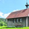 Die Kreuzkapelle südlich von Engetried mit ihrem markanten Dachreiter wird im Zuge des Baus eines Hochwasserrückhaltebeckens abgebrochen und auf dem Dammbauwerk neu aufgebaut.  	