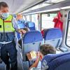 Wer in Bus und Bahn keine Maske trägt, soll künftig in ganz Deutschland eine Strafe erhalten. 