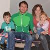 Mit einem Crowdfunding-Projekt hat Daniel Braun, Triathlet beim TSV Friedberg, seine Reise zur Weltmeisterschaft auf Hawaii finanziert. Unser Bild zeigt ihn mit seinen Kindern Benno (links) und Ella sowie seiner Frau Tina. 