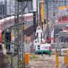 Ein Zug der S-Bahn München fährt an der Baustelle der zweiten S-Bahn-Stammstrecke entlang.