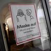 In den Behörden der Stadt Augsburg soll auch weiterhin Maskenpflicht gelten.