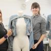 Martyna Meyr und Lisa Wagner (von links) sind Modedesign-Studenten. Sie haben die Muster der neuen Stoffe aus Augsburg entworfen und zusammen mit weiteren Studenten eine neue Kollektion angefertigt. Anfang März ist das Ergebnis in München auf dem Laufsteg zu sehen. 	 	