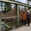 Franz Böck und seine Frau Siglinde stehen auf der alten Wertachbrücke, die im Jahr 1953 gebaut wurde. 