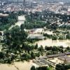 Dramatische Lage in der Neu-Ulmer Innenstadt: Das frühere Erlebnisbad Atlantis, das heutige Donaubad, (Bildmitte) musste beim Pfingsthochwasser 1999 evakuiert werden.  	