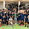 Die erfolgreichen TVD-Volleyballer feiern mit den Fans ihre beiden Siege am vergangenen Spieltag in Mering.