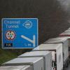 Lastwagen stehen in der Nähe von Folkestone in der Grafschaft Kent im Stau, nachdem der Zugang zum Eurotunnel geschlossen wurde.