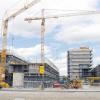Auf dem Innovationspark geht es voran: Die Neubauten des Deutschen Zentrums für Luft- und Raumfahrt (DLR) und der Fraunhofer-Gesellschaft (rechts) wachsen in die Höhe. Die Bauten sollen im November fertig sein. Der Bezug ist für das erste Quartal 2013 vorgesehen. 