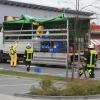 Die Berufsfeuerwehr Augsburg und die Freiwillige Feuerwehr Kriegshaber mussten sich um einen Lkw kümmern, der mit Gefahrgut beladen war. Bild: Feuerwehr