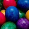 Die Farben der Ostereier bestechen. Eierfarbe kann man aus Gemüse leicht selbst herstellen. 
