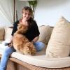 Mit Kater Simba zieht sich Sängerin Claudia Scholz gerne auf ihre gemütliche Couch zurück.