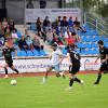 Fußball
Beim Hinspiel in Bobingen gelang ein 4:1-Erfolg. Auch mit Überzahl konnte die Abwehr der Niedersonthofener die Bobinger Stürmer nicht aufhalten. Am Ball Berkay Akgün (helles Trikot).
