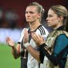 Alexandra Popp und Melanie Leupolz (r) zählen zu den am besten verdienenden Spielerinnen aus Deutschland.