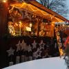 Kunsthandwerker stellen auch in diesem Jahr wieder auf vielen Weihnachtsmärkten in der Region – wie hier auf dem Hochzoller Weihnachtsmarkt vor dem Holzerbau – ihre Waren aus.  	