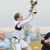 Der Balzhauser Torwart Stefan Springmann klärt den Ball vor dem Burgauer Fatih Caglar (rechts). Thomas Baur (links) muss nicht mehr helfen. 