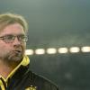 Er sieht's nicht nur live und in Farbe, sogar ist quasi mittendrin: Dortmunds Trainer Jürgen Klopp kurz vor Anpfiff der Partie.