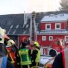 Großeinsatz für die Feuerwehren am Samstagnachmittag: Der Dachstuhl eines Hauses in Burtenbach war in Brand geraten.
