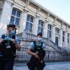 Französische Gendarmen patrouillieren vor dem Justizpalast, dem Pariser Gerichtsgebäude, vor dem Beginn des Prozesses gegen die Angeklagten.